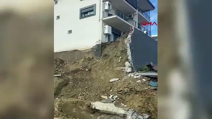 İzmir'i sağanak vurdu: Yol çöktü, araçlar denize sürüklendi