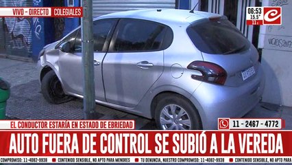 Impactante: automóvil fuera de control chocó y terminó arriba de la vereda