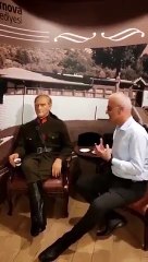 Kemalistin bu halleri gündem oldu! Atatürk diye balmumu heykeliyle sohbet etti