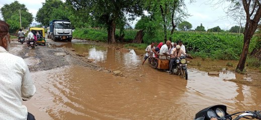 भर्तृहरि-पांडुपोल जाने वाली सड़क जर्जर क्षतिग्रस्त, पैदल यात्री गिरकर हुए चोटिल
