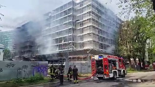 Incendio a San Donato Milanese, fiamme in un cantiere di via Fabiani
