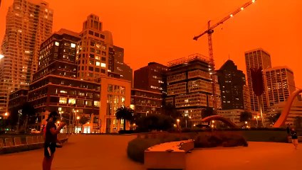 Incendies en Californie : un ciel orange à Oro Grande témoigne de la gravité des feux de forêt