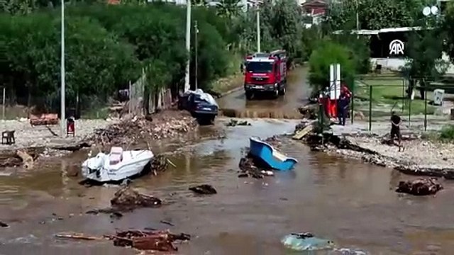İzmir'i sağanak vurdu: Yol çöktü, bazı ev ve iş yerlerini su bastı