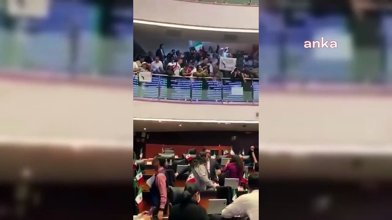 Meksika'da yargı düzenlemesini protesto eden halk Meksika Senatosu'nu bastı