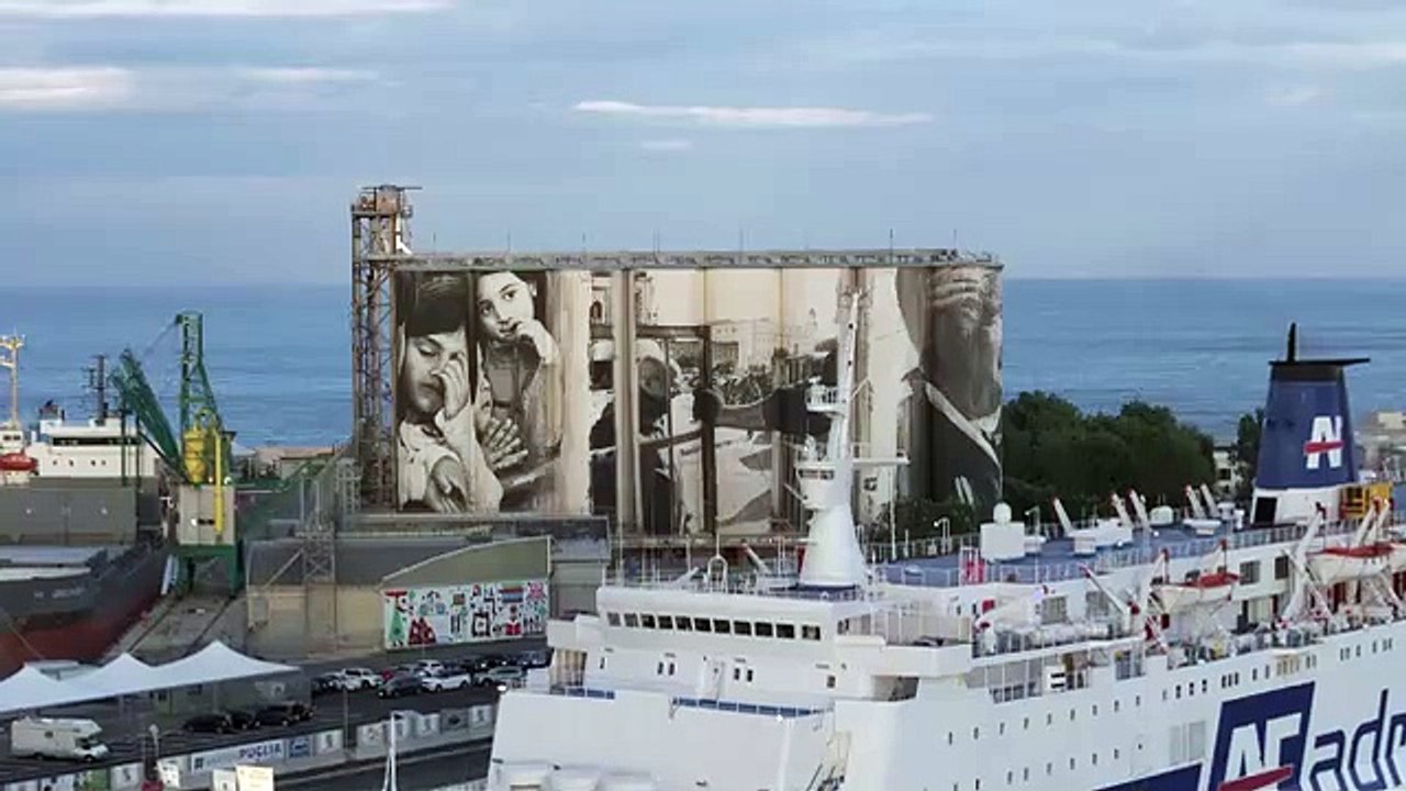 I silos del porto di Bari diventano opere d'arte