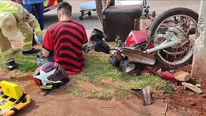 Homem fica ferido após bater moto contra poste na Rua Gandhi