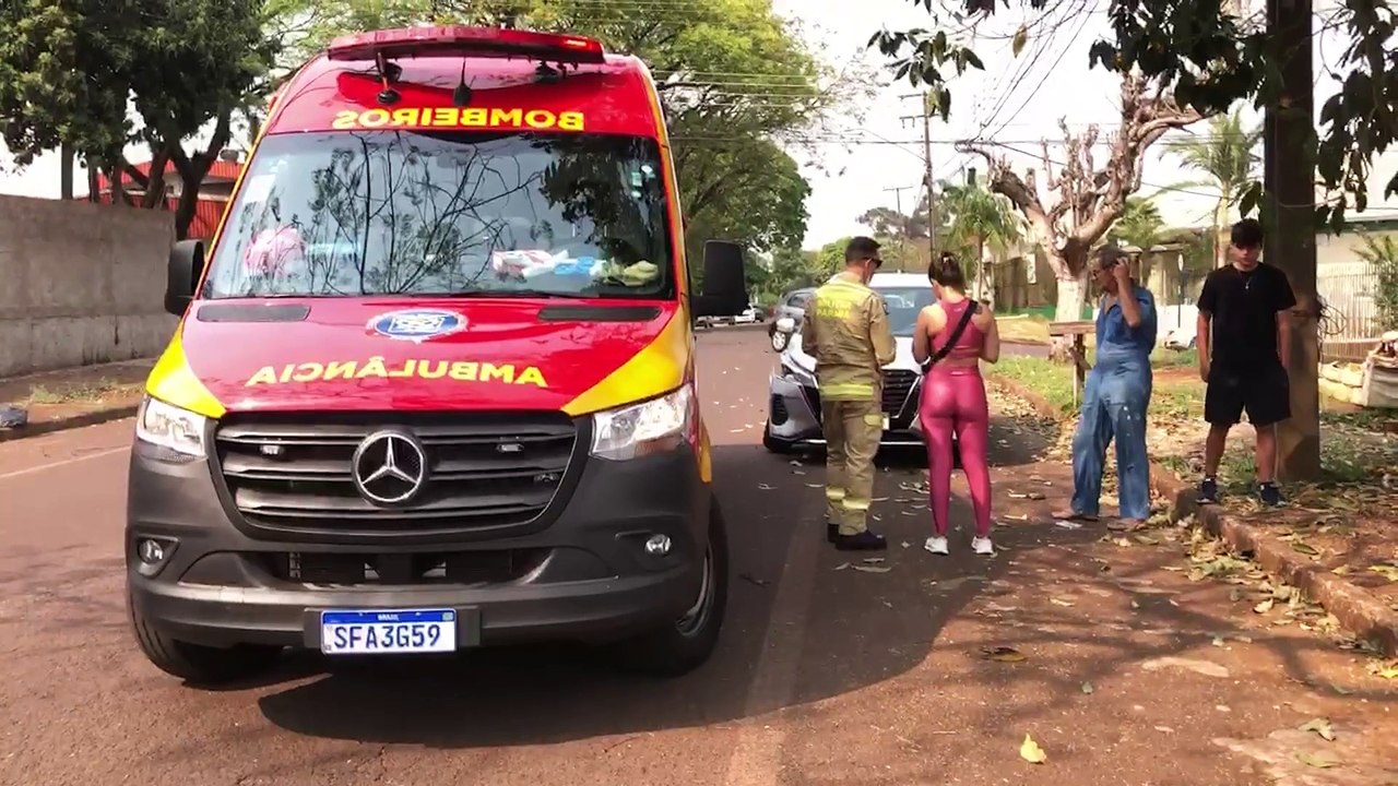 Mulher é atendida pelo Siate após acidente entre Gol e Kicks na Rua Cassiano Jorge Fernandes
