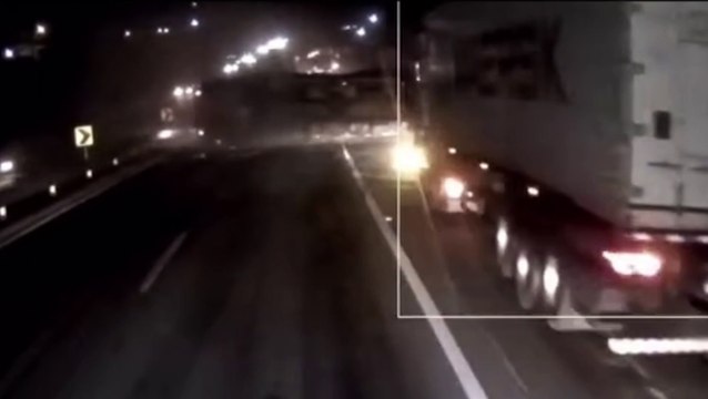 Impressionante: Câmera mostra momento que caminhão tomba na BR-277 e arrasta veículos