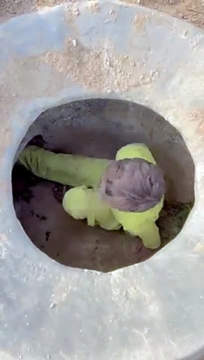 Bag Mein Aisa Kya Tha Jis Ko Bachanaye Ke Liye Chotay Bachay Ne Itni Mehnat Ki___shorts _story_Viral(360P)