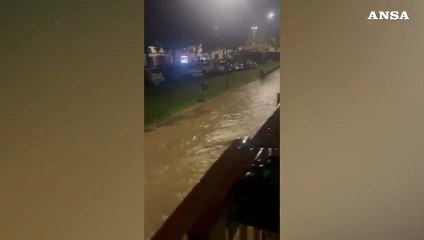 Bergamo, torrente esonda e la corrente trascina via le auto