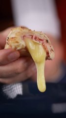 Camembert aux lards et à la pâte feuilletée, très coulant !