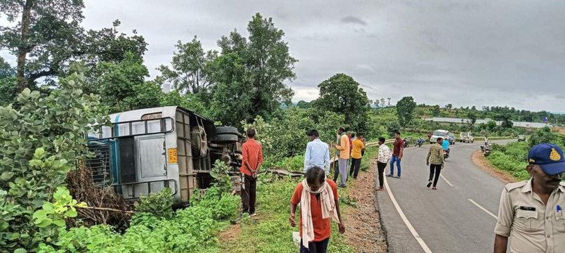 कार को बचाने के चक्कर में अनियंत्रित यात्री बस पलटी, टला बड़ा हादसा