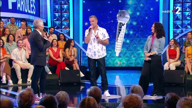 Sur France 2, un candidat raconte à Nagui avoir passé plusieurs jours dans un camp naturiste avec le chanteur Renaud : Il était totalement nu comme nu. Même pas un bandana !