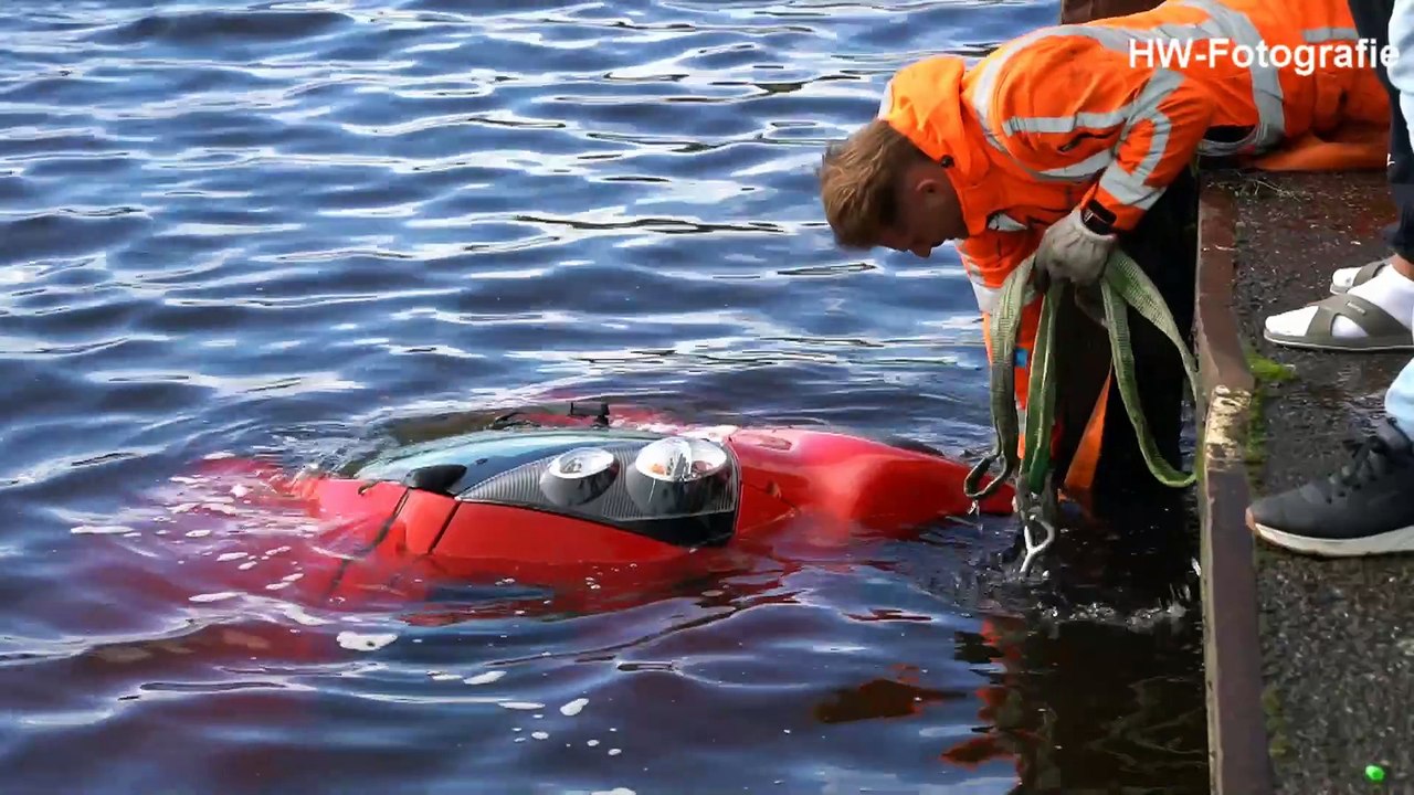 Auto belandt in Zwartewater na vergeten handrem