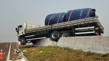 Para evitar colisão, motorista joga caminhão em mureta de proteção da BR-163, no Contorno Oeste