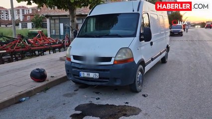 Kontrolden çıkan motosiklet ticari aracın altına girdi: 2 yaralı