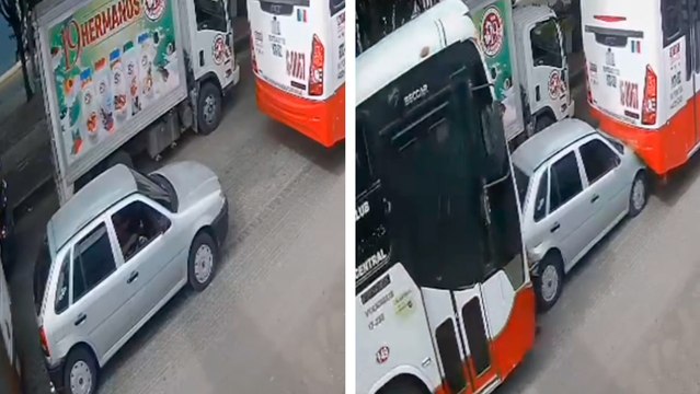 Querétaro: Autobús de transporte público prensa a un automóvil compacto contra otro camión de la misma empresa