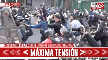 Máxima tensión en el Congreso: los manifestantes tiraron los vallados y se enfrentan con la Policía