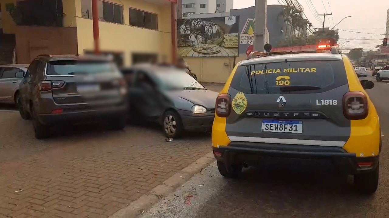 Corsa invade calçada e atinge Jeep que fazia manobra para acessar a Rua São Paulo