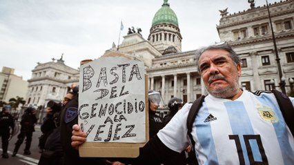 Jubilados se manifiestan contra el veto