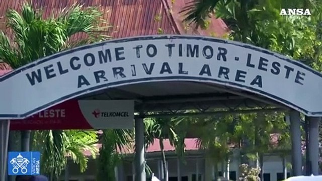 Papa Francesco a Timor Est, entusiasmo al passaggio tra i fedeli