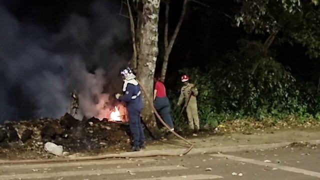 Bombeiros controlam incêndio ambiental no Bairro XIV de Novembro