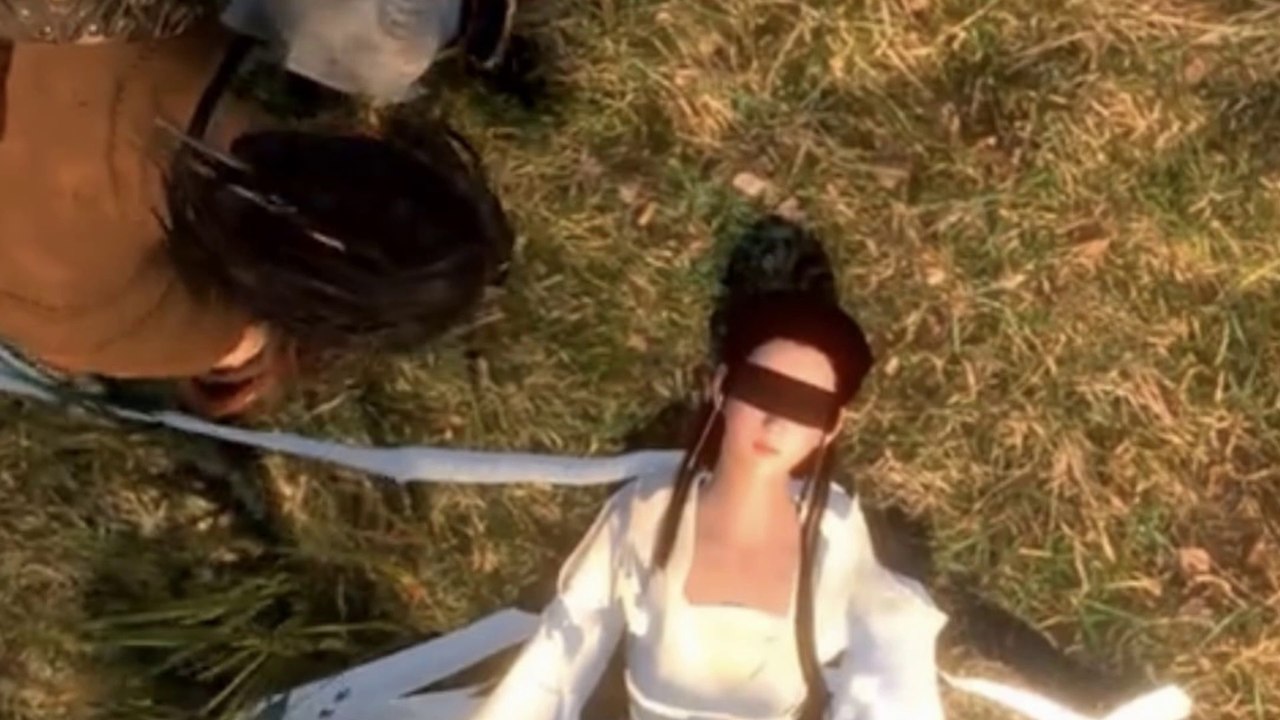 Blindfolded Xiaolongnü was kissed on the cheek and mistook him for Yang Guo 小龍女被親吻臉頰，並將對方誤認為楊過  The Legend of Condor Heroes 神鵰俠侶 Comic Manga AI Anime