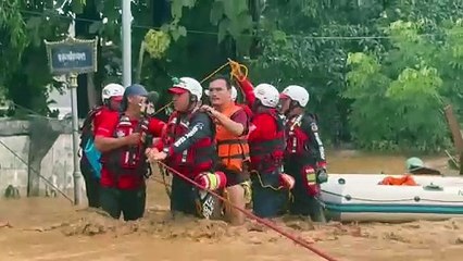 ช่วย 10 ชีวิต ติดบนหลังคานาน 3 วันสำเร็จ