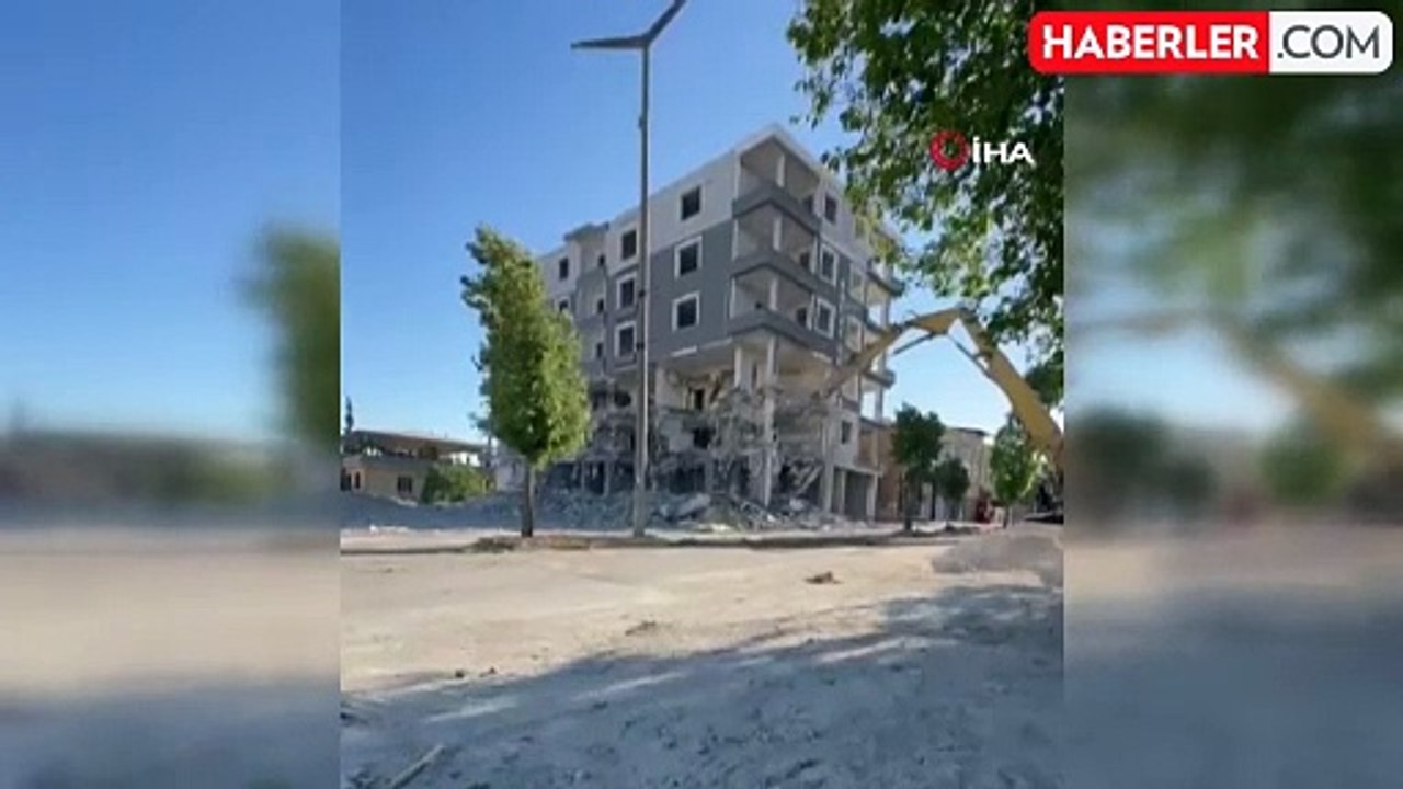 6 katlı binanın yıkılma anı saniye saniye kameraya yansıdı