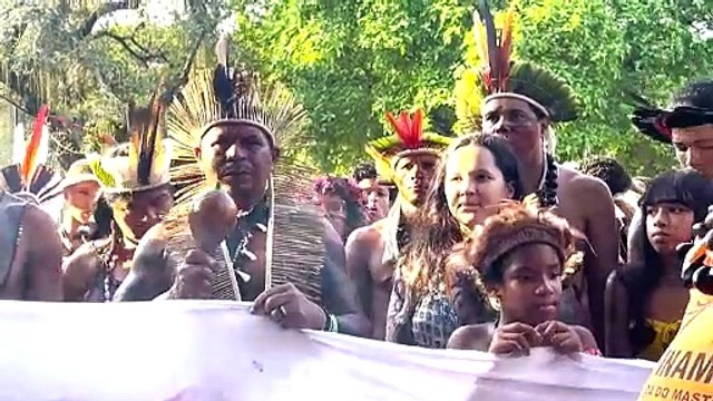 Indígenas brasileños recuperan manto sagrado tras siglos de espera