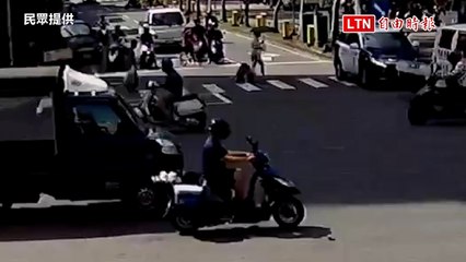 高雄警車左轉禮讓直行車，停在紅燈斑馬線引發熱議 🚓