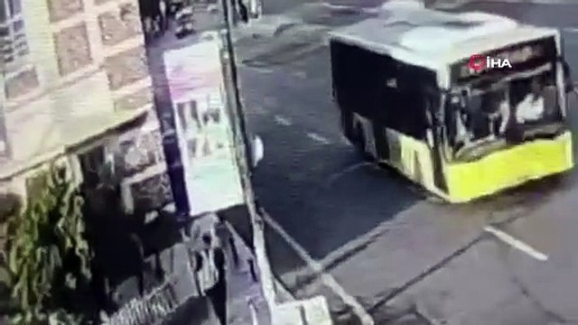“Şişli'de Polis Aracının Kaldırımda Yürüyen İki Kadına Çarptığı Kazaya Ait Görüntüler Ortaya Çıktı
