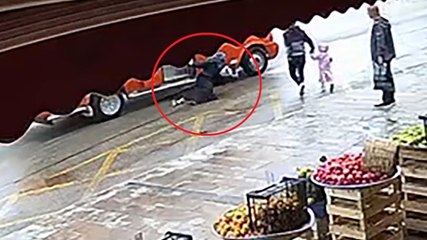 Kapısı açık minibüsten düşen kadın hastanelik oldu