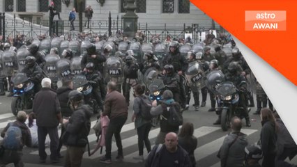Penunjuk perasaan bertempur dengan polis di Argentina