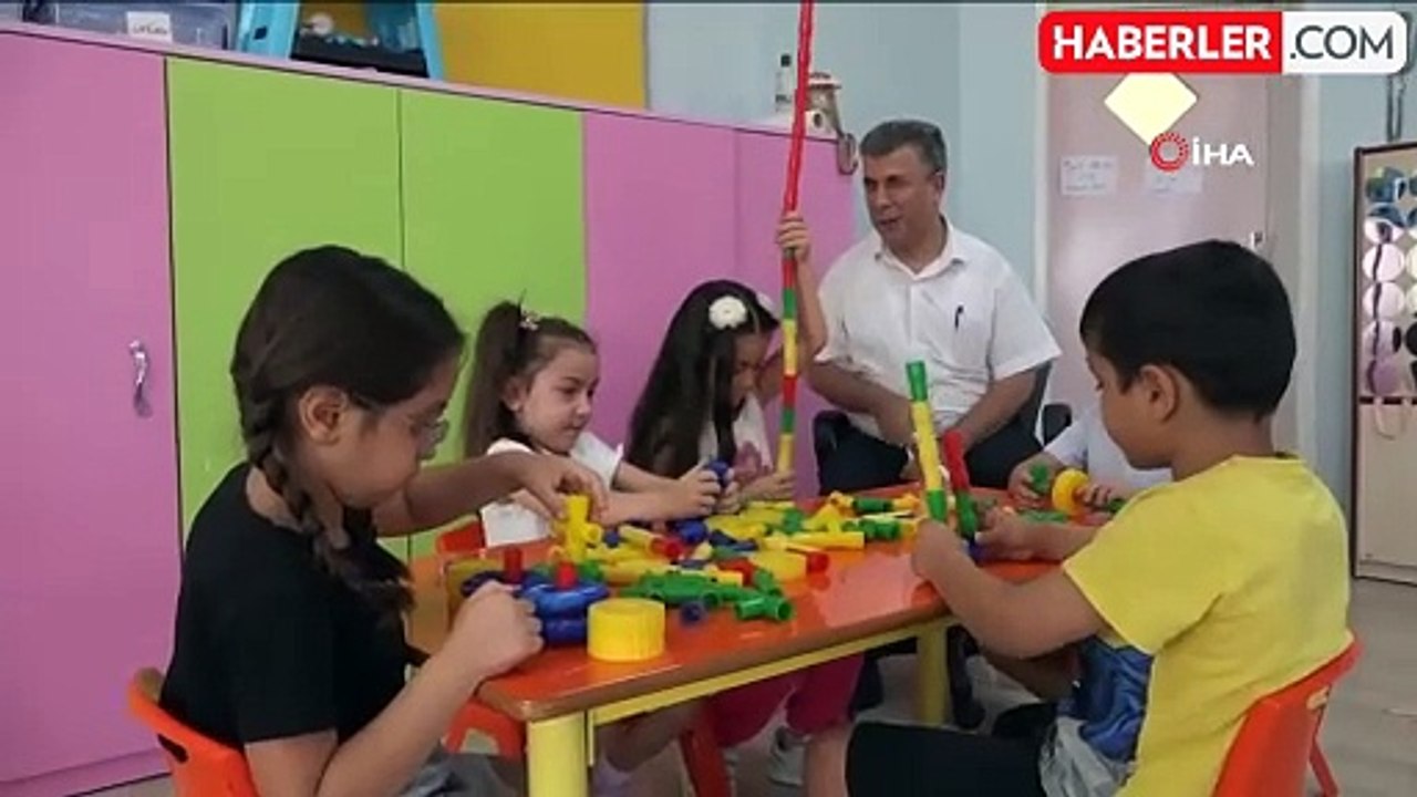 Görme engelli okul müdürü azmiyle örnek oluyor