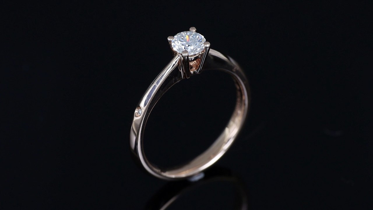 Anello solitario in oro rosa con montatura a quattro griffe e diamantino laterale della Gioielleria Casavola di Noci