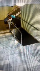 Un hombre accede a un portal en Barcelona