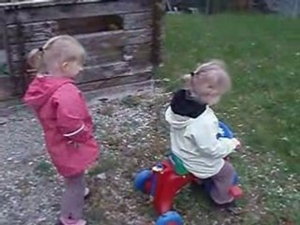 Léna et Chloé jouent au vélo dehors