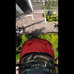 Nefes kesen anlar! 65 metreden arabayla bungee jumping