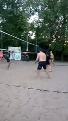 Beach-volley, la jeune fille a percé la solide défense des hommes.