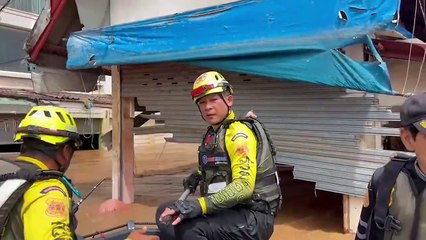 ชาวบ้านปรบมือเกลียว หลังทนหิวมา 3 วัน ท๊อป-ไทด์ ฝ่ากระแสน้ำเชี่ยวกราด มอบอาหาร น้ำดื่ม ให้ถึงมือ!!