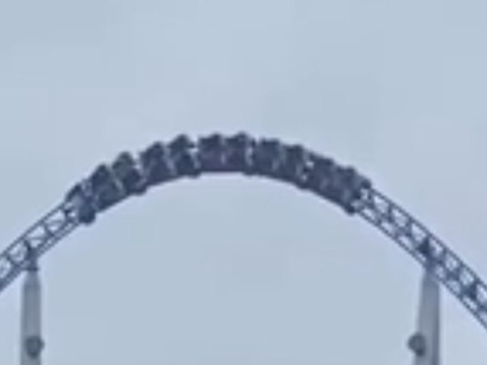 Panne in freizeitpark: achterbahn bleibt plötzlich stehen
