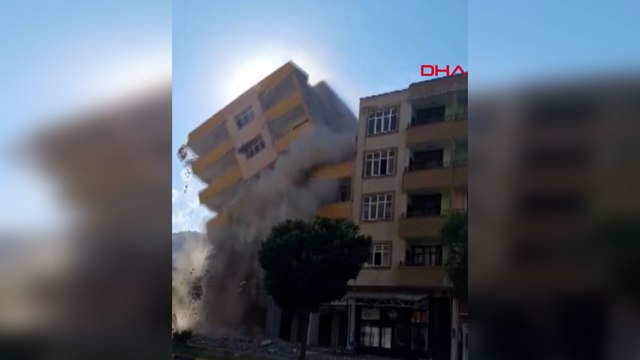 Depremde hasar alan 6 katlı bina yıkım esnasında çöktü