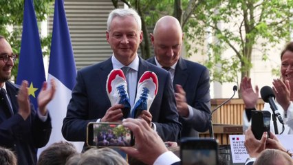 Bruno Le Maire reçoit une paire de baskets made in France, en cadeau, lors de ses adieux à Bercy
