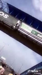 Nigéria : Des passants portent secours à un homme qui tentait de se suicider (VIDEO)