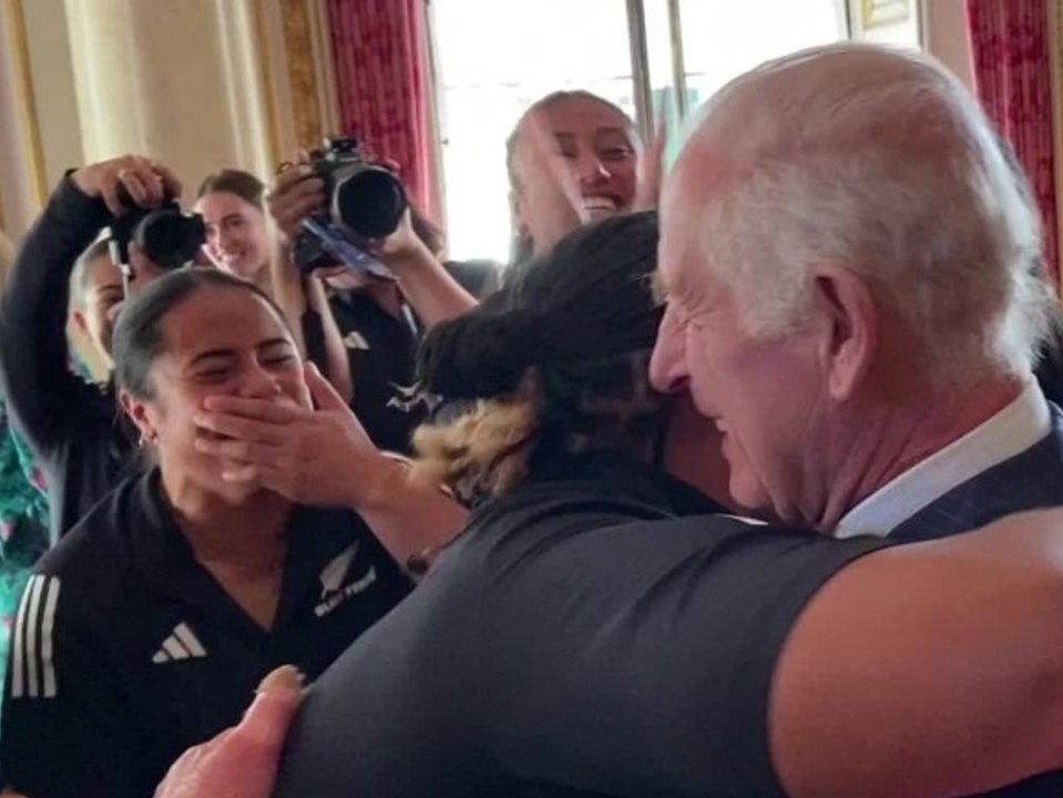 Royale Gruppen-Umarmung: König Charles trifft Rugby-Spielerinnen