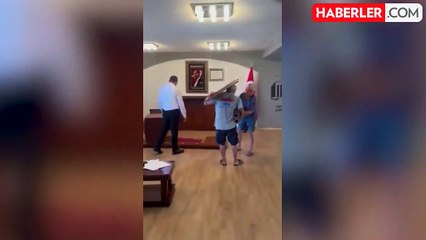 Belediye başkanına büyük şok! Makam odasındaki eşyaları kamyona yükleyip götürdüler