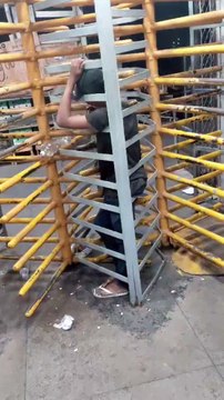 Homem fica preso em roleta de estação de trem no Rio