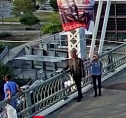 Cantor famoso ajuda a salvar mulher na beirada de ponte nos EUA