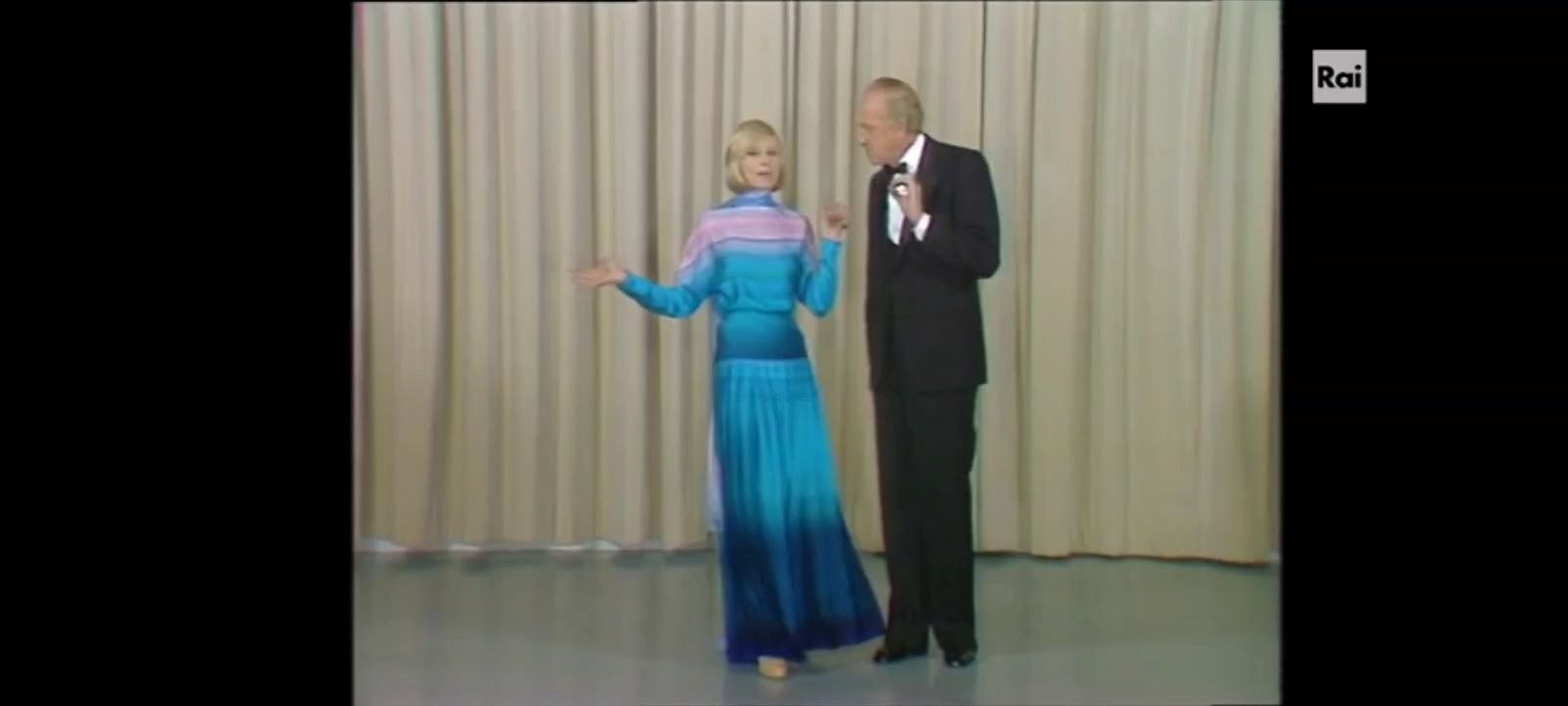 Scena tratta dal varietà "Stasera niente di nuovo"(1981) con Sandra Mondaini e Raimondo Vianello